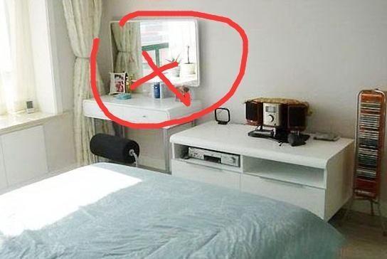 Đầu giường để 3 thứ, không tai họa cũng nợ nần, đó là thứ gì?-2