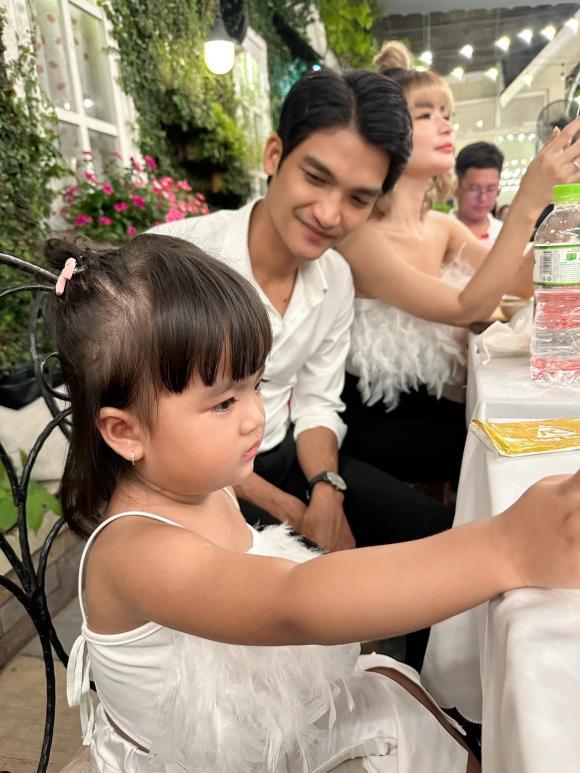 Gia đình Mạc Văn Khoa lên đồ dự tiệc, ái nữ lại giật spotlight-1