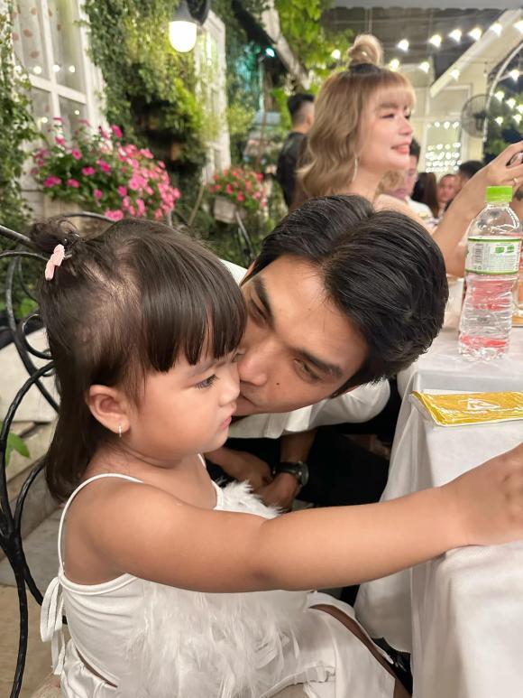 Gia đình Mạc Văn Khoa lên đồ dự tiệc, ái nữ lại giật spotlight-2