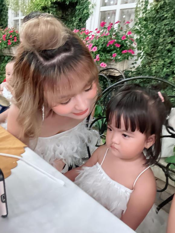 Gia đình Mạc Văn Khoa lên đồ dự tiệc, ái nữ lại giật spotlight-4