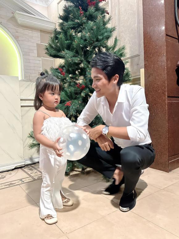 Gia đình Mạc Văn Khoa lên đồ dự tiệc, ái nữ lại giật spotlight-11