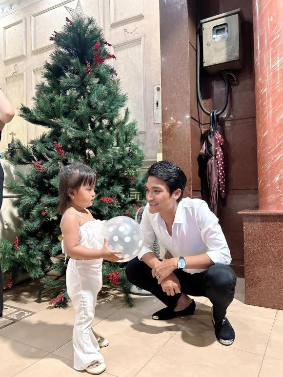 Gia đình Mạc Văn Khoa lên đồ dự tiệc, ái nữ lại giật spotlight-12