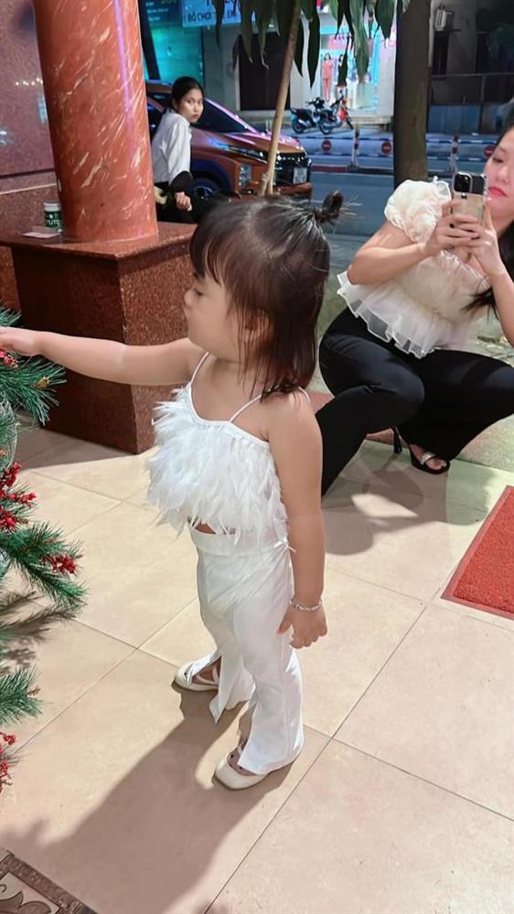 Gia đình Mạc Văn Khoa lên đồ dự tiệc, ái nữ lại giật spotlight-5