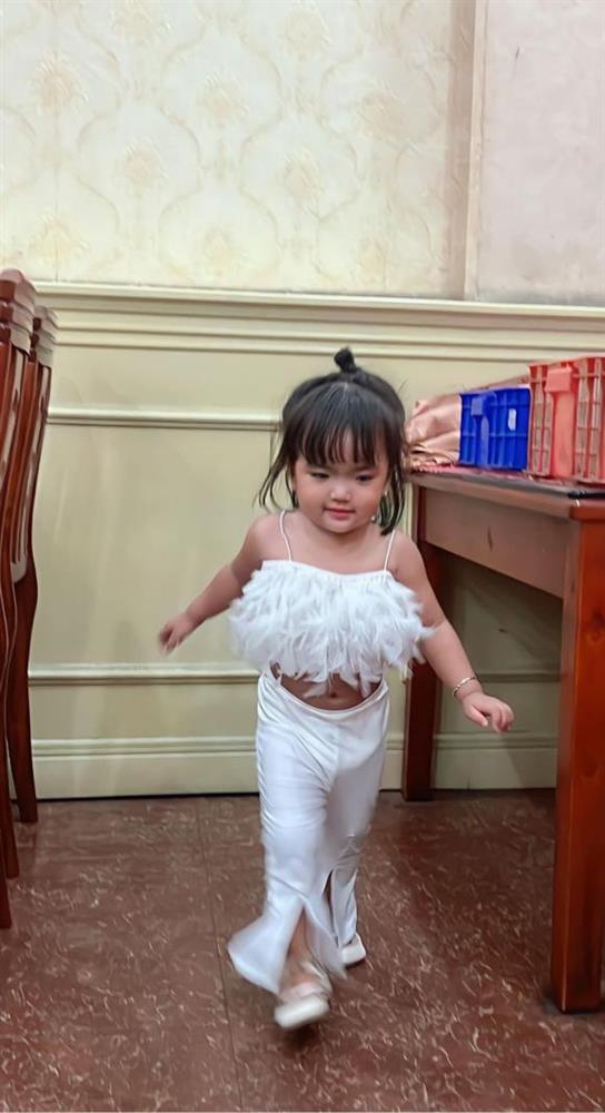 Gia đình Mạc Văn Khoa lên đồ dự tiệc, ái nữ lại giật spotlight-7