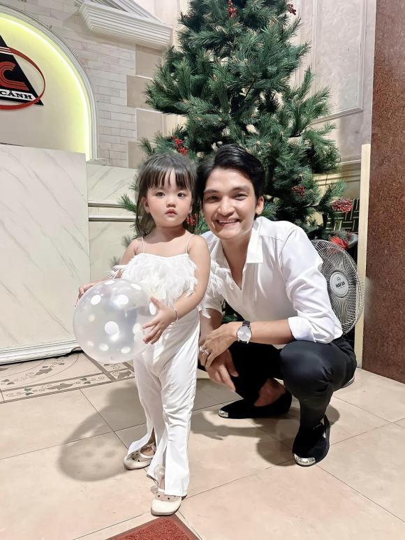 Gia đình Mạc Văn Khoa lên đồ dự tiệc, ái nữ lại giật spotlight-9