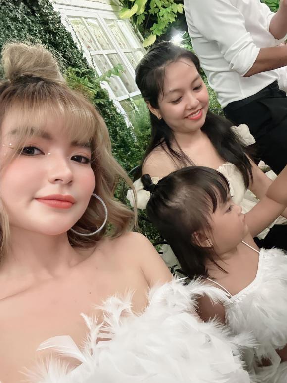 Gia đình Mạc Văn Khoa lên đồ dự tiệc, ái nữ lại giật spotlight-14