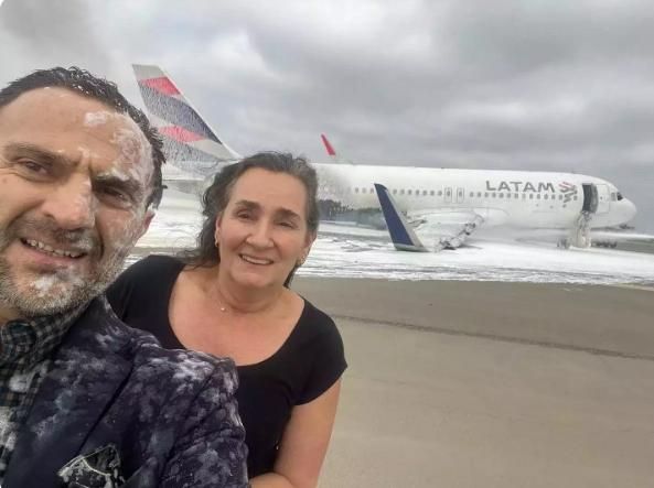May mắn sống sót sau tai nạn máy bay, cặp đôi mỉm cười gây tranh cãi-1