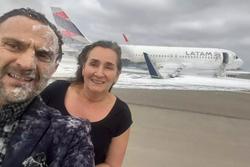 May mắn sống sót sau tai nạn máy bay, cặp đôi mỉm cười gây tranh cãi