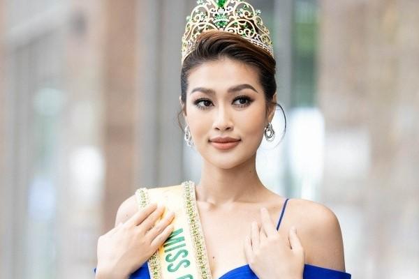 Hoa hậu Thiên Ân ngã dúi dụi khi diễn áo dài trên sóng trực tiếp-2