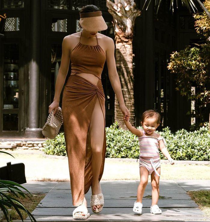 Hà Hồ nghiện dép lê size khủng bố, giá ngỡ ngàng-8