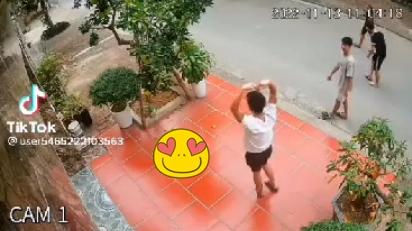 Đi hái trộm trái cây, thanh niên có hành động lạ trước nhà gia chủ-3