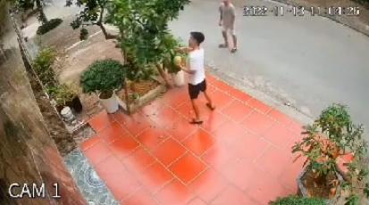 Đi hái trộm trái cây, thanh niên có hành động lạ trước nhà gia chủ-4