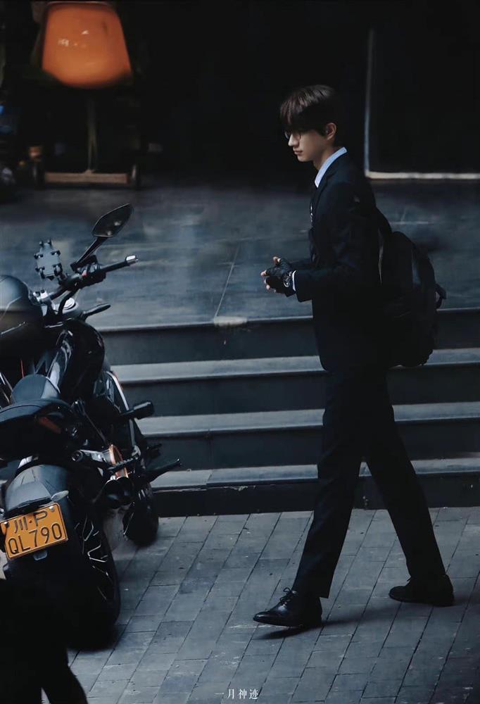 3 tổng tài chân dài trên màn ảnh: Vương Hạc Đệ đầy thần thái-5