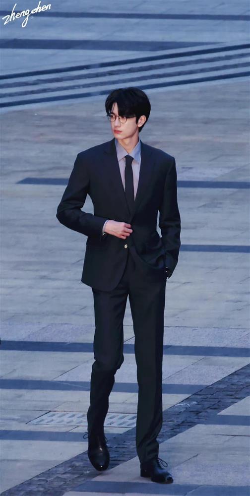 3 tổng tài chân dài trên màn ảnh: Vương Hạc Đệ đầy thần thái-3