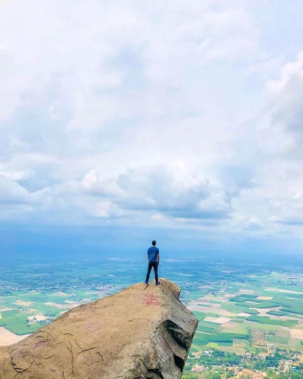 Kỳ ảo hình ảnh mây vờn trên đỉnh Núi Bà Đen-1