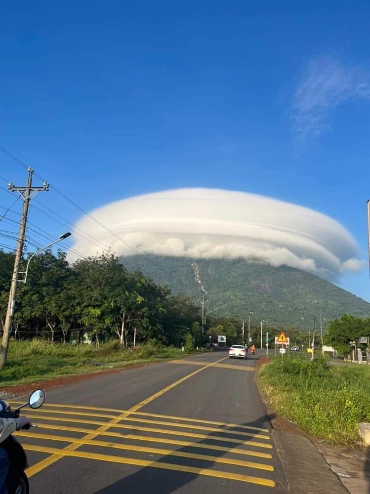 Kỳ ảo hình ảnh mây vờn trên đỉnh Núi Bà Đen-5