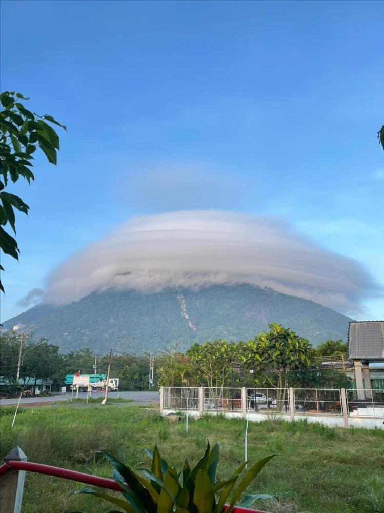 Kỳ ảo hình ảnh mây vờn trên đỉnh Núi Bà Đen-6