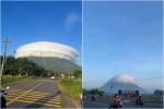 Mây đĩa bay lơ lửng trên đỉnh núi, cảnh ngoạn mục khiến du khách nhầm tưởng UFO-1