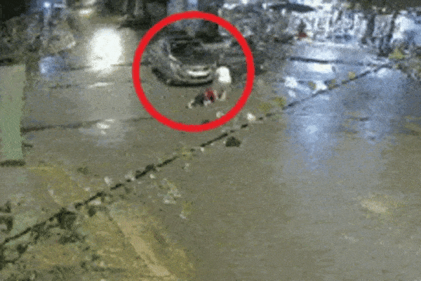 Clip: Kinh hãi ô tô cán qua người nạn nhân sau va chạm