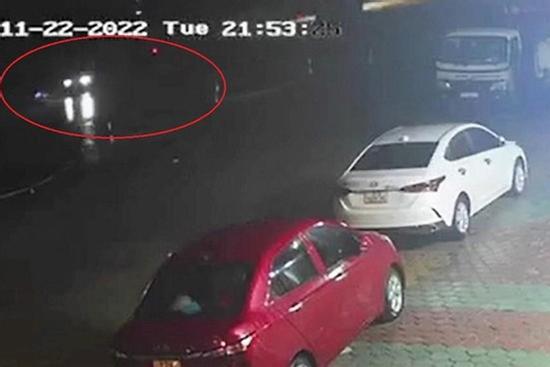 Clip: Tài xế xe ô tô tông nữ lao công tử vong rồi bỏ trốn