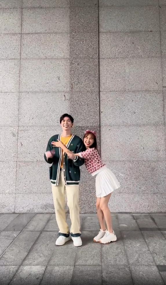 Hoà Minzy tung clip khoe gia đình Hoa Dâm Bụt, fan căng mắt tìm Đức Phúc-6