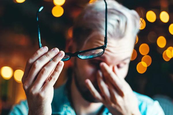 Lý do người đàn ông đột ngột không nhìn thấy gì sau bữa ăn thịnh soạn-1