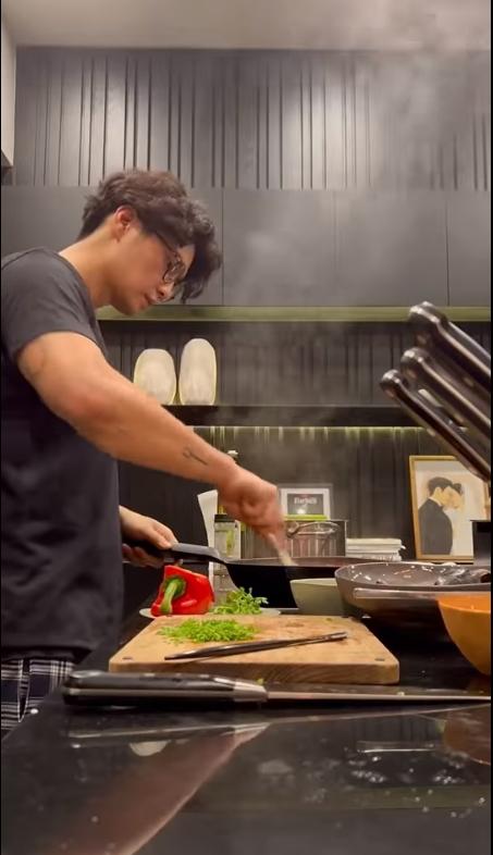Huy Trần nấu ăn cho Ngô Thanh Vân, nụ hôn chiếm spotlight-2