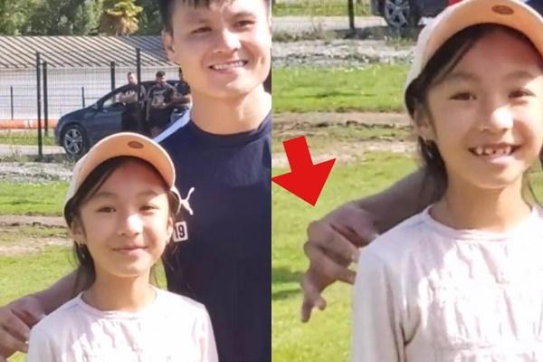 Chụp với fan đặc biệt: MONO bàn tay lịch thiệp, Khánh Vân quỳ tinh tế-2