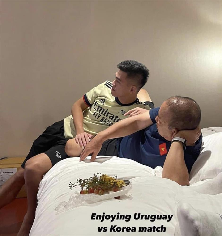 Ảnh cute thầy Park và Tiến Linh nằm ăn nho xem bóng đá-2