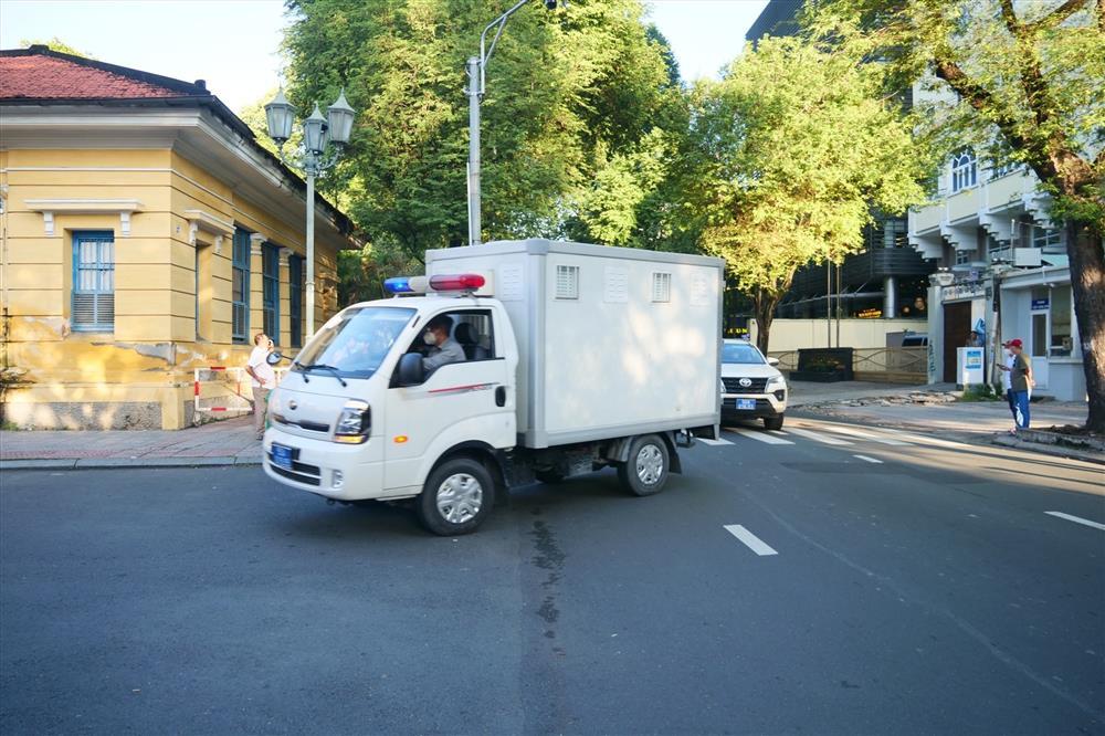 Cha và dì ghẻ bạo hành bé 8 tuổi đã đến toà, an ninh siết chặt-6