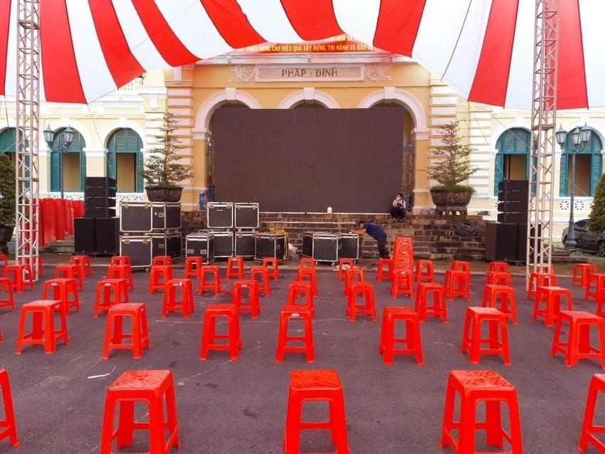 Cha và dì ghẻ bạo hành bé 8 tuổi đã đến toà, an ninh siết chặt-8