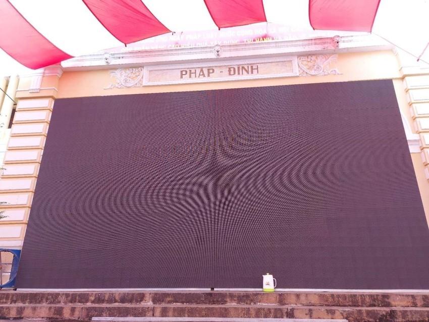 Cha và dì ghẻ bạo hành bé 8 tuổi đã đến toà, an ninh siết chặt-9