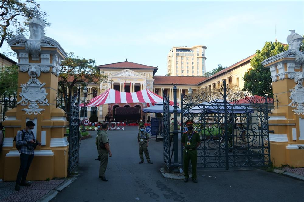 Cha và dì ghẻ bạo hành bé 8 tuổi đã đến toà, an ninh siết chặt-1