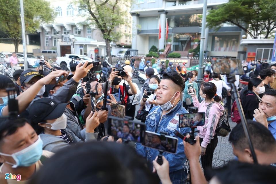 Cha và dì ghẻ bạo hành bé 8 tuổi đã đến toà, an ninh siết chặt-4