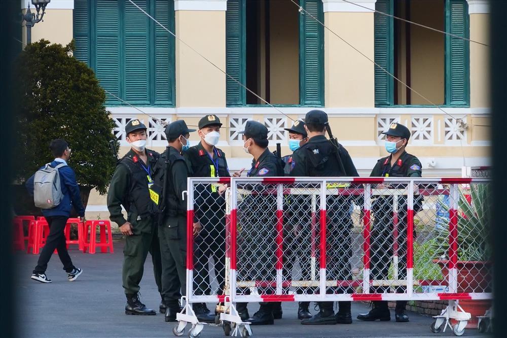 Cha và dì ghẻ bạo hành bé 8 tuổi đã đến toà, an ninh siết chặt-2