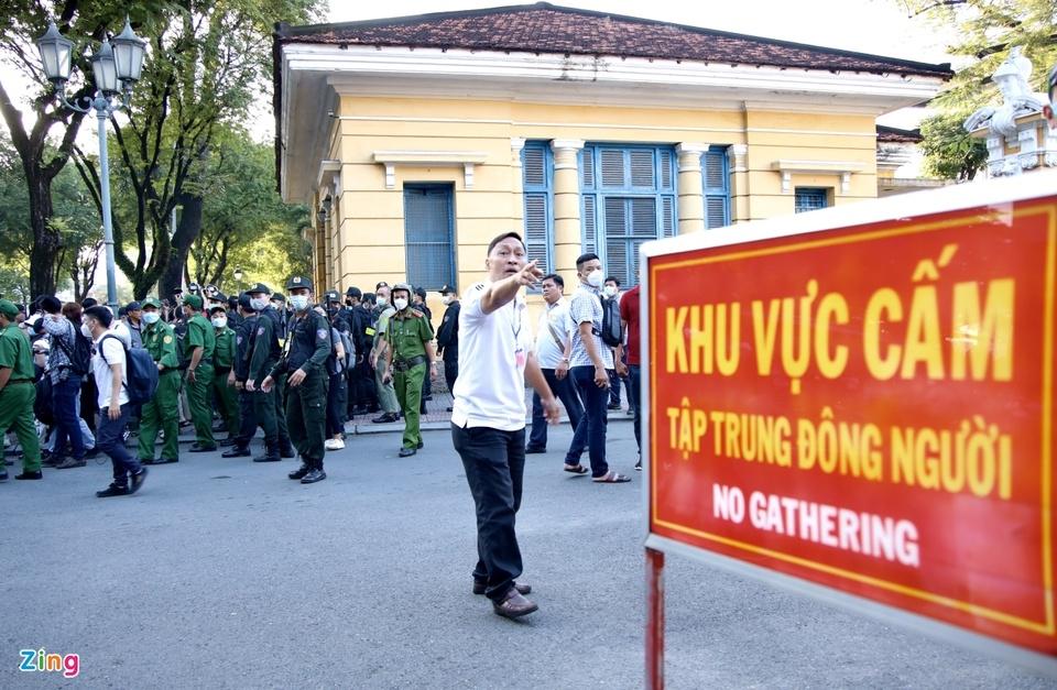 Cha và dì ghẻ bạo hành bé 8 tuổi đã đến toà, an ninh siết chặt-5