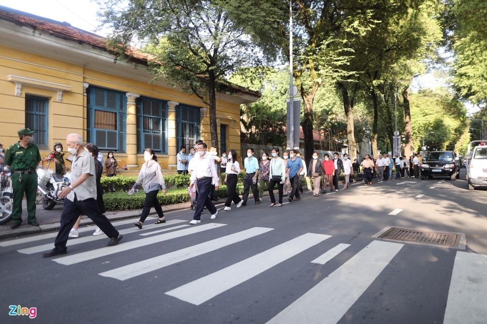 Cha và dì ghẻ bạo hành bé 8 tuổi đã đến toà, an ninh siết chặt-10