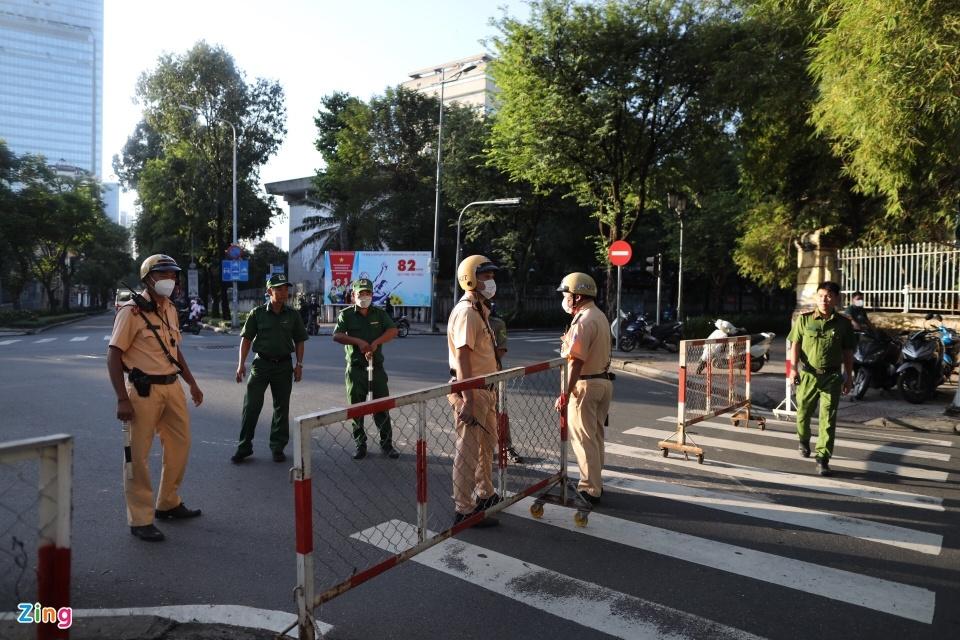 Cha và dì ghẻ bạo hành bé 8 tuổi đã đến toà, an ninh siết chặt-3