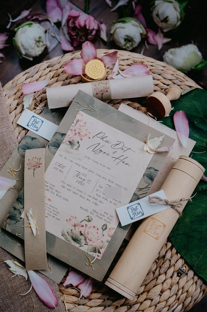 Thiệp cưới ống tre có 1-0-2 của hoa hậu Ngọc Hân-2