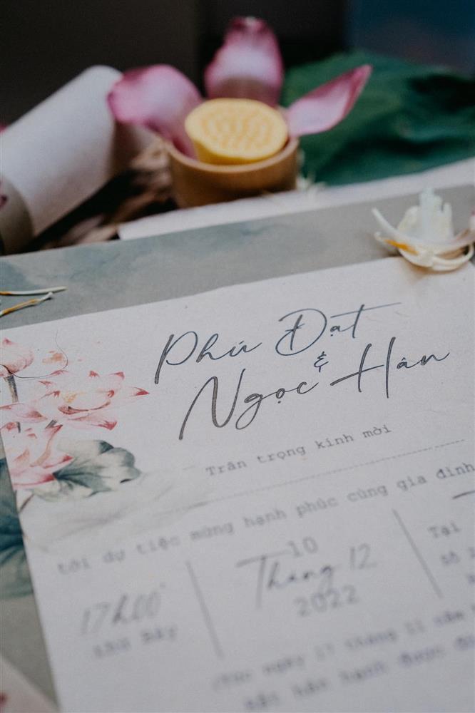 Thiệp cưới ống tre có 1-0-2 của hoa hậu Ngọc Hân-4