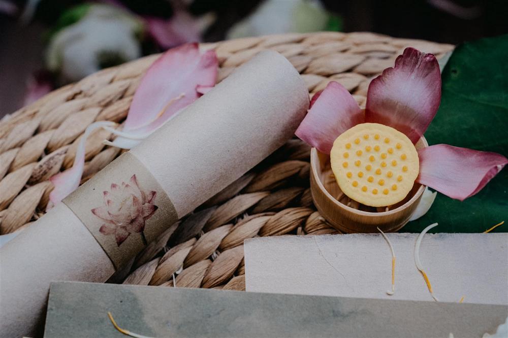 Thiệp cưới ống tre có 1-0-2 của hoa hậu Ngọc Hân-5