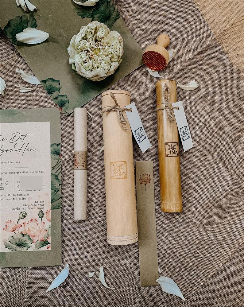 Thiệp cưới ống tre có 1-0-2 của hoa hậu Ngọc Hân-7