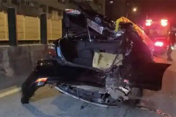 Xe máy phóng hơn 200 km/h, lao vào đuôi xe taxi như nã đạn-2