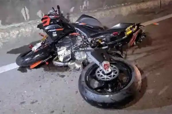 Xe máy phóng hơn 200 km/h, lao vào đuôi xe taxi như nã đạn-3