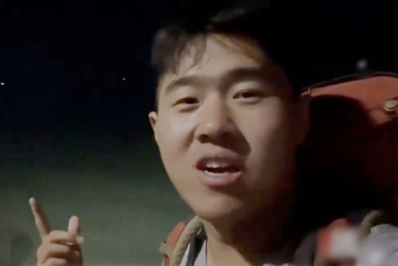 Bỏ việc, đạp xe 2.000km đến Qatar xem World Cup 2022-1