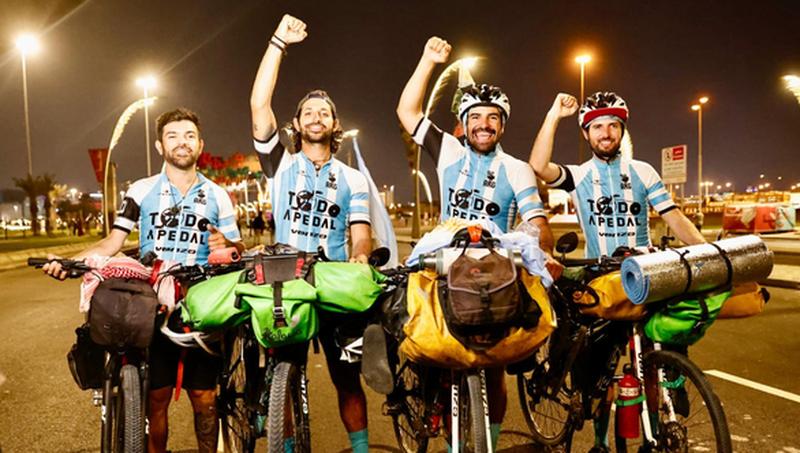 Bỏ việc, đạp xe 2.000km đến Qatar xem World Cup 2022-2