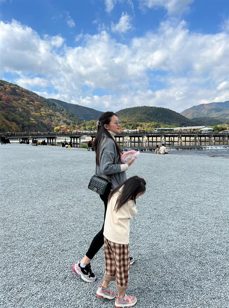 Phan Như Thảo mặc váy ngắn khoe chân cực phẩm bên chồng đại gia-4