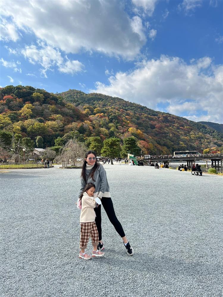 Phan Như Thảo mặc váy ngắn khoe chân cực phẩm bên chồng đại gia-6