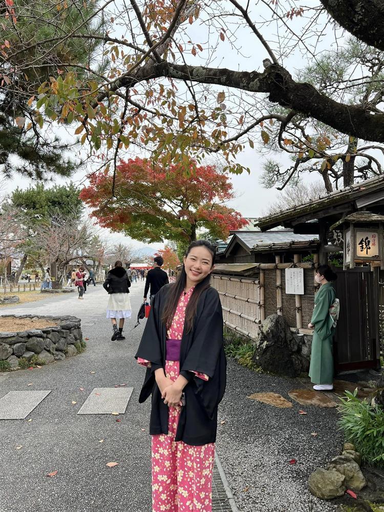 Phan Như Thảo mặc váy ngắn khoe chân cực phẩm bên chồng đại gia-8