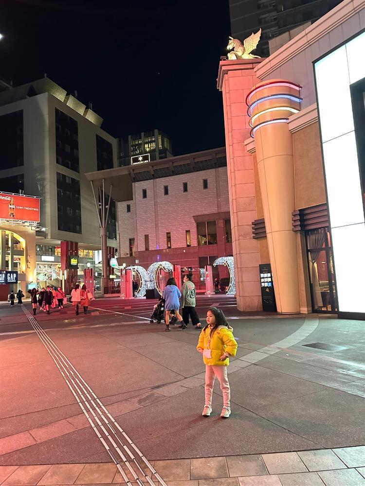 Phan Như Thảo mặc váy ngắn khoe chân cực phẩm bên chồng đại gia-11